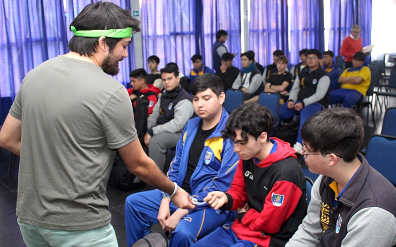 Exalumno salesiano visita Don Bosco de Iquique para taller literario