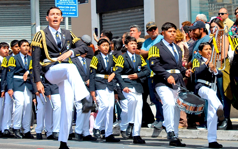Desfile por los 128 años de vida educativa en Iquique