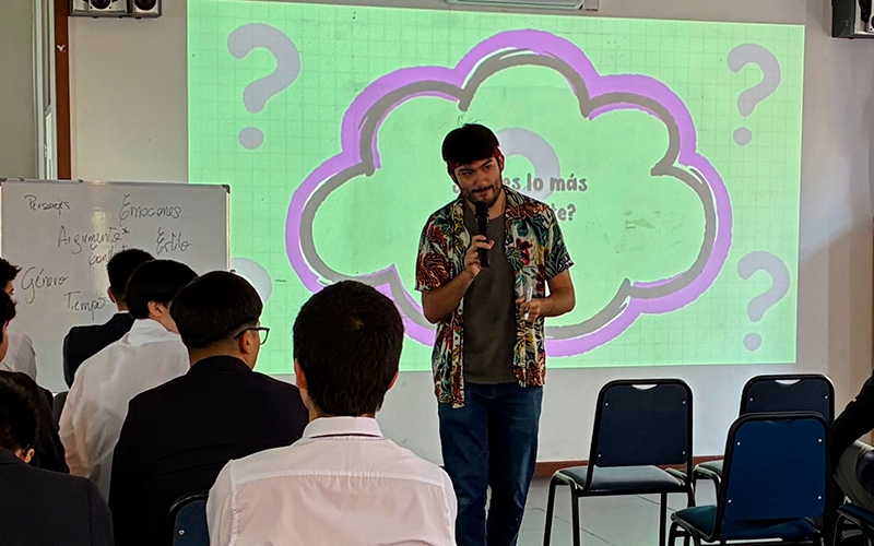 El escritor Diego Caroca inspira a jóvenes en taller literario