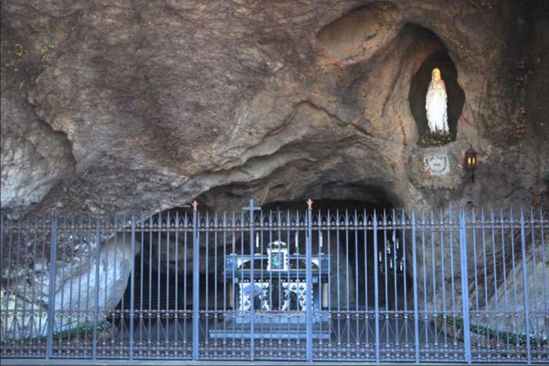 Así es la gruta de Lourdes del Vaticano donde el Papa rezará por el fin del coronavirus.